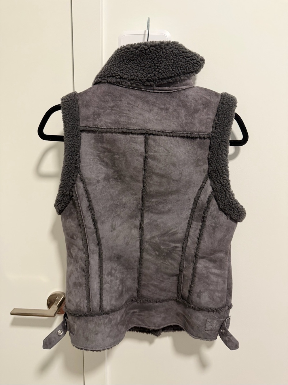 Label inside fuzzy jacket - Picture 2 of 3